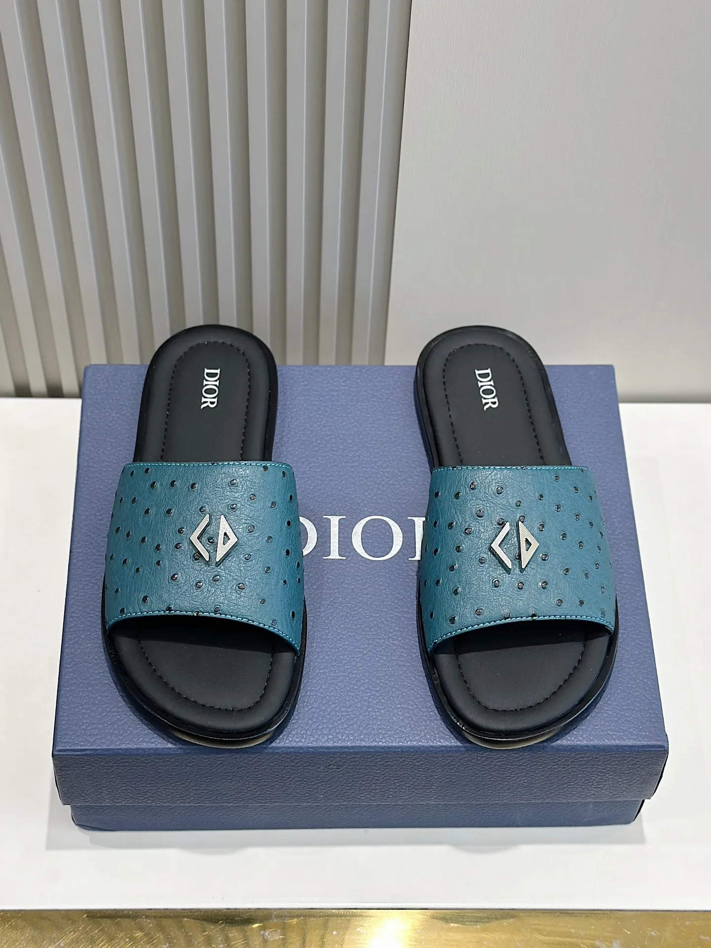 P320 [DIOR] Size 39-44 (38.45 custom-made) 2024ss Dior’s latest men’s slippers are a must-have. Dior Alias ​​Men's Genuine Leather Slippers This summer new Alias ​​sandal embodies a casual and elegant style. Carefully crafted from grained cow leather and Oblique printed fabric, with cowhide lining! Cross-strap design with metal-clad brass CD Diamond logo. The imported cowhide leather and rubber sole adds sophistication and comfort, while Oblique print-effect anti-slip panels add style.